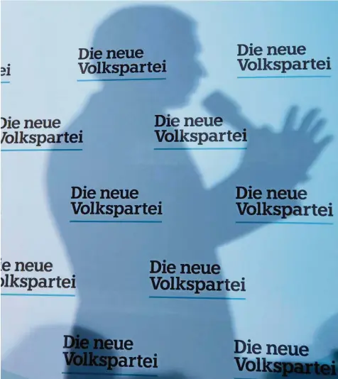  ?? Fotos: Michael Stifter ?? Die Silhouette von Sebastian Kurz während seines Wahlkampfa­uftritts in Baden bei Wien. Am Sonntag will der 33-Jährige wieder zurück auf die große Bühne. Nachdem seine Regierung infolge der Ibiza-Affäre geplatzt war, nimmt der jüngste Altkanzler der Welt einen neuen Anlauf. Und er hat beste Chancen.