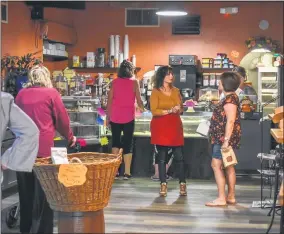  ?? MEDIANEWS GROUP ?? Bella Vita Café Owner Lori Seef greets customers inside her shop