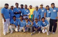  ?? Supplied photo ?? Ahamed Sulaiman (centre) with the blue collar workers’ cricket team that won the Hello FM Salam Trophy 2015. —