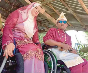  ?? FOTO: NOORAZURA ABDUL RAHMAN ?? SITI Nor Azizah dan Amin Ridzuan pada majlis perkahwina­n mereka di Kampung Menerong, Pokok Sena.