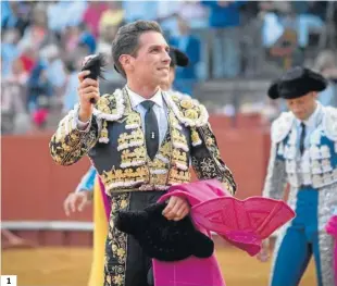  ?? ?? 1. El jerezano Ginés Marín, feliz con su trofeo en la Maestranza.