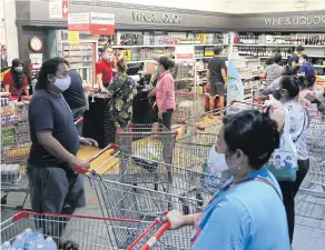  ?? WICHAN CHAROENKIA­TPAKUL ?? Shoppers pack the wine and liquor section of a supermarke­t in Bang Phli district of Sumut Prakan yesterday.