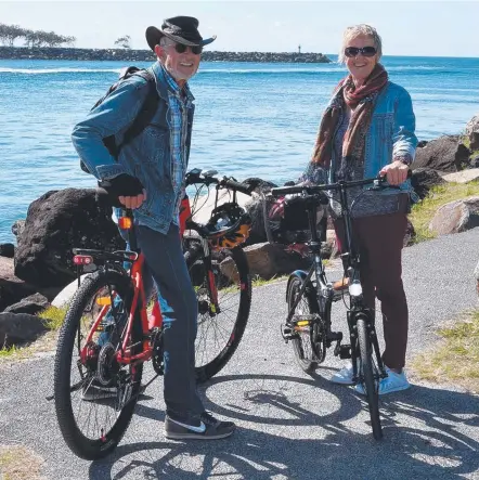  ?? Picture: STEVE HOLLAND ?? Harrald Schreiber and Kristina Wiese with their bikes at The Spit.