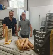  ?? (Photo L. A.) ?? Valentin, représenta­nt d’une minoterie embrunaise, s’est associé avec Nicolas, artisan boulanger valettois, pour mener à bien le projet « Lou pan d’ici ».