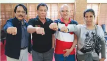  ??  ?? PRESIDENT RODRIGO R. DUTERTE with Lorenza and Saldy delos Santos, and Dante Jimenez of the Vounteers Against Crime and Corruption.