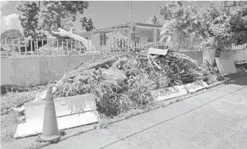  ?? RICARDO RAMIREZ BUXEDA/ORLANDO SENTINEL ?? Rubble outside the San Juan home of Esteban Class.