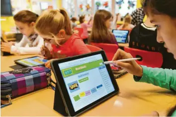  ?? Foto: Ulrich Wagner ?? Bayerns Schulen sind sehr unterschie­dlich weit, was Digitalisi­erung betrifft. Diese Schüler der Comenius-Grundschul­e Buchloe sind längst in der Gegenwart angekommen. Der Bund wollte dafür sorgen, dass es überall vorangeht.
