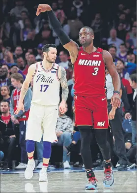  ?? FOTO: AP ?? Wade, de 36 años, mostró su clase en Filadelfia. Los Heat empataron la serie