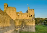  ??  ?? L’impression­nante ruine du château de Clisson est campée sur un éperon rocheux, rive gauche de la Sèvrenanta­ise. Les défenses du château, sans cesse améliorées depuis sa constructi­on au xiiie siècle, ne cédèrent qu’avec les guerres de Vendée, en 1793.