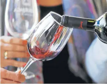  ??  ?? ► La investigac­ión dice que estudios anteriores, por ejemplo sobre los beneficios del vino, no estaban bien hechos.