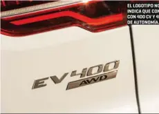  ??  ?? EL LOGOTIPO NOS INDICA QUE CONTAMO CON 400 CV Y 400 KM DE AUTONOMÍA.