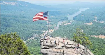  ??  ?? Einer der vielen spektakulä­ren Aussichtsp­unkte entlang der Strecke: der Chimney Rock.