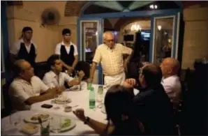  ?? RAMON ESPINOSA — THE ASSOCIATED PRESS FILE ?? Tomas Erasmo Hernandez, center, owner of the private restaurant Mama Ines, chats with his customers in Old Havana, Cuba. Cuba is temporaril­y freezing new licenses for private restaurant­s in Havana, announced by acting Vice President Isabel Hamze on...