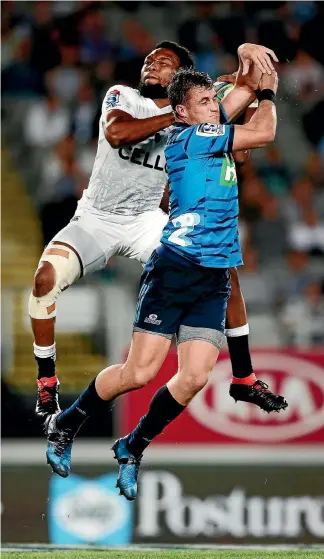  ?? PHOTOSPORT ?? The Sharks’ Sbu Nkosi grabs a high ball from Blues fullback Michael Collins at Eden Park last night.