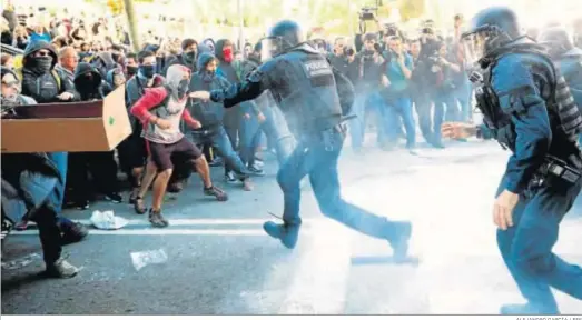  ?? ALEJANDRO GARCÍA / EFE ?? Mossos cargando ayer en Barcelona contra manifestan­tes de los CDR cuando pretendían llegar al Arco de Triunfo, donde concluyó la marcha de Jusapol.