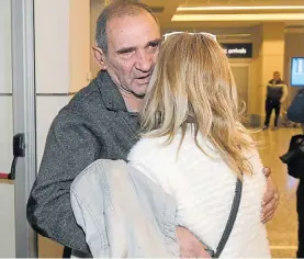  ?? LOS ANDES ?? Lágrimas. Familiares de las víctimas en el aeropuerto.