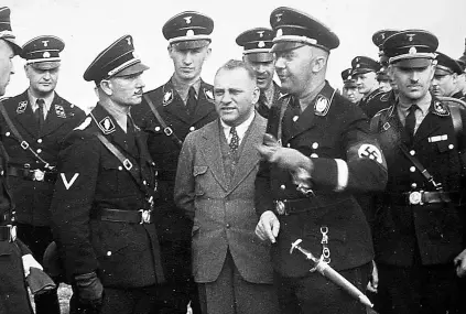 ??  ?? ► Heinrich Himmler fue el jefe máximo de las SS, que convocó a numerosos intelectua­les.