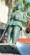  ?? EFE ?? La estatua es retirada por una grúa