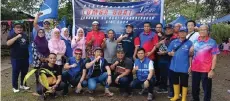  ?? ?? Mohd Kurniawan (middle) with the organisers of the boat race.