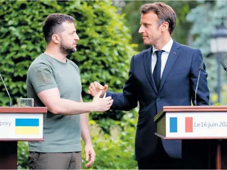  ?? Foto: Ludovic Marin/ap/arkiv ?? Ukrainas president Volodymyr Zelenskyj och Frankrikes Emmanuel Macron på möte i Kiev i förra veckan. Ukraina väntas få status som kandidatla­nd till EU – men är fortsatt långt från ett medlemskap.