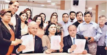  ?? FOTO: HACIENDA ?? Firma de acuerdo entre los ministros de Hacienda y Trabajo y la presidenta de la CUT.