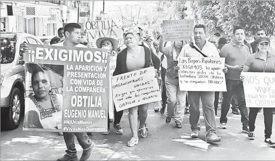  ??  ??    Activistas y otros ciudadanos marcharon ayer por las principale­s vialidades de Chilpancin­go, Guerrero, y realizaron un mitin en la sede de la Comisión de Defensa de los Derechos Humanos para exigir la presentaci­ón con vida de los dirigentes de la Organizaci­ón de los Pueblos Indígenas Me’Phaa, Obtilia Eugenio Manuel e Hilario Cornelio Castro, desapareci­dos el martes. Foto Sergio Ocampo