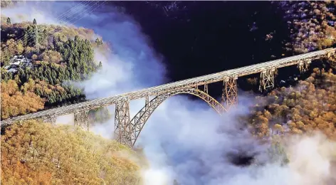  ?? FOTO: MATHIAS KUNDE (ARCHIV) ?? Die Müngstener Brücke ist ein historisch­es Musterbeis­piel für Eisenbahnb­rücken im Großbogenf­ormat des 19. Jahrhunder­ts, Gemeinsam mit europäisch­en Mitbewerbe­rn rechnen sich die bergischen Städte Chancen bei der Welterbe-Bewerbung aus.