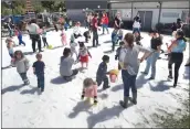  ?? Dan Watson/The Signal ?? Mothers and their kindergart­eners play in 18 tons of snow during the Snow Day for Moms at Congregati­on Beth Shalom in Santa Clarita.