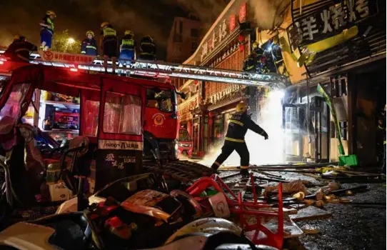  ?? WANG PENG/XINHUA VIA ASSOCIATED PRESS ?? Firefighte­rs worked at the site of an explosion at a restaurant in Yinchuan, northwest China, on Wednesday.