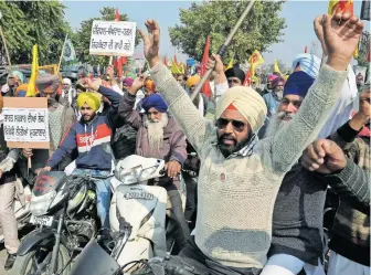  ?? [Narinder Nanu/AFP/APA] ?? Aufgebrach­te Bauern in Amritsar: Die Proteste weiten sich auf zahlreiche Städte aus.