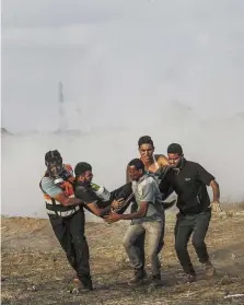  ?? Ansa ?? Barriera insanguina­ta Un manifestan­te ferito a Gaza il 1° giugno