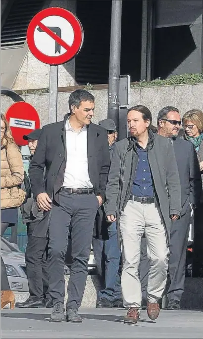  ?? EMILIA GUTIÉRREZ ?? Sánchez e Iglesias escenifica­ron un nuevo tono en su relación, al fondo una señal prohíbe girar a la izquierda