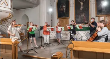  ?? FOTO: AATU HEIKKONEN INSPIROIVA ?? Ensemblen Virtuosi di Kuhmo uruppförde Osmo Tapio Räihäläs verk Swarm i Hattula kyrka.
■