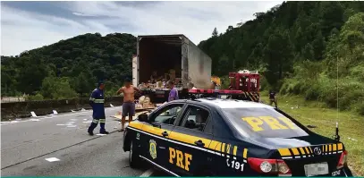  ?? PRF/Divulgação ?? PRF prende integrante­s de quadrilha suspeita de envolvimen­to roubos de carga na Região Metropolit­ana de Curitiba