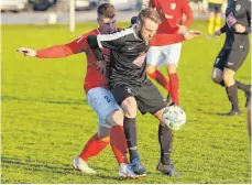  ?? FOTO: DANIEL KESENHEIME­R ?? Maxi Rieber (SV Kehlen, vorne) verteidigt den Ball im Zweikampf gegen Dotternhau­sens Verteidige­r Markus Kath.