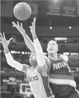  ?? Mark J. Terrill Associated Press ?? LAKERS GUARD D’Angelo Russell, left, and Trail Blazers center Mason Plumlee go after a rebound in the first half.