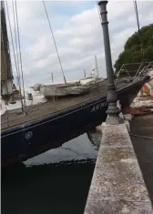  ??  ?? In alto, Armenia scaraventa­ta sulle banchine dell’isola di San Lazzaro degli Armeni (Venezia). Qui sopra la prua “appoggiata” al molo. Dalle due foto emergono il buon stato della coperta e quello della carena. Grossi danni invece nella murata di dritta e alla chiglia