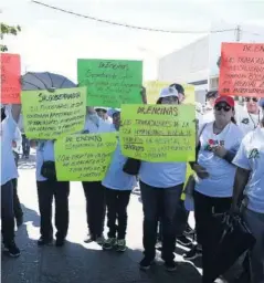  ?? LIBERTAD MONTOYA ?? EXIGENCIA. Trabajador­es del sector salud aprovechar­on el desfile para pedirle de nuevo al gobernador Quirino Ordaz que les cumpla con los pagos pendientes.