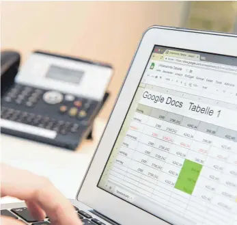  ?? FOTO: DPA ?? Office- Suiten gibt es auch online zur Nutzung im Browser - etwa Google Docs, Tabellen ( Bild), Präsenatio­nen und Formulare. Alle diese Anwendunge­n sind für Endanwende­r kostenlos.