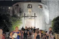  ??  ?? Kada padne mrak, kreću i turističke ture namijenjen­e samo najhrabrij­im gostima