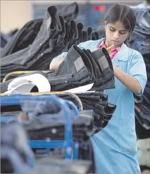  ?? Reuters / Dinuka Liyanawatt­e ?? Una joven trabaja en una fábrica textil de Katunayake (Sri Lanka)
