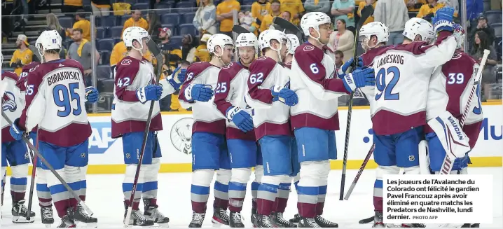  ?? PHOTO AFP ?? Les joueurs de l’avalanche du Colorado ont félicité le gardien Pavel Francouz après avoir éliminé en quatre matchs les Predators de Nashville, lundi dernier.