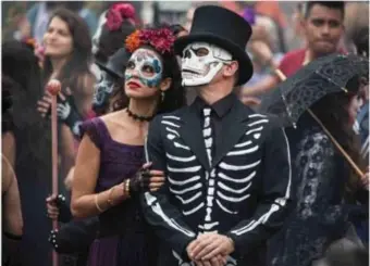  ?? © rr ?? De Bondfilm ‘Spectre’ begon met een Dia de los muertospar­ade.