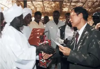  ??  ?? Liu Guijin visits a refugee camp in Darfur on February 26, 2008