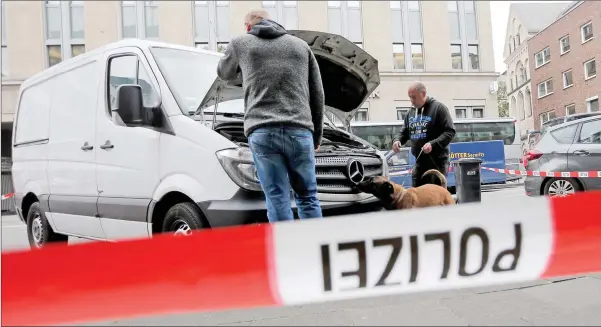  ??  ?? رجال الشرطة الألمانية يفتشون شاحنة المشبوه أمام الكاتدرائي­ة (إ.ب.أ)