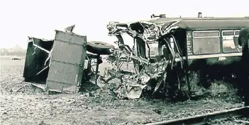  ?? FOTO: FERDI STURM ?? Mit großer Wucht hatte sich am Bahnüberga­ng in Kamperling­s ein Schienenbu­s in einen Lkw-Anhänger gebohrt. Vier Menschen starben bei dem Unfall, 26 weitere Fahrgäste der Bahn wurden verletzt.