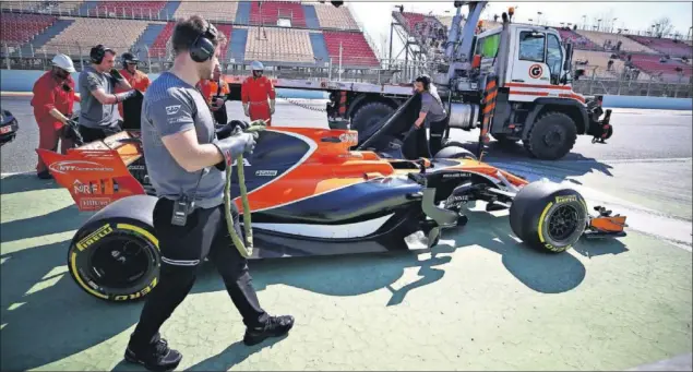  ??  ?? PROBLEMA TRAS PROBLEMA. Los test de pretempora­da han sido un suplicio para McLaren debido a la cantidad de averías sufridas por la unidad de potencia de Honda.