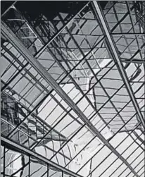  ?? Arquitectu­ras
FUNDACIÓ FOTO COLECTANIA / PACO GÓMEZ ?? A la izquierda, fábrica de embutidos Postigo, proyectada por Francisco de Inza y Heliodoro Dols en Segovia (1966). Sobre estas líneas, imagen del edificio Centro de Madrid, de Alas y Casariego (1968)
