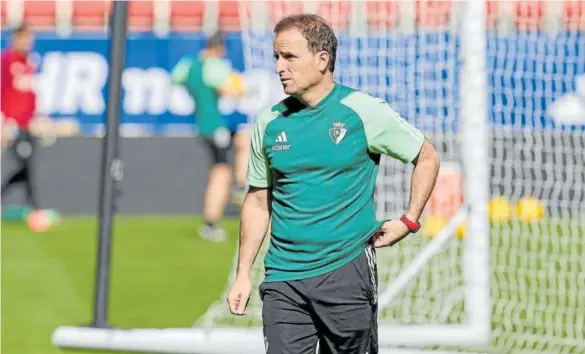  ?? Foto: Club Atlético Osasuna ?? Jagoba Arrasate, durante el entrenamie­nto que completaro­n ayer los rojillos en El Sadar, escenario del partido de esta noche.