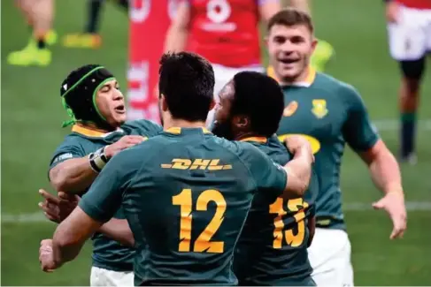  ?? (AFP) ?? South Africa’s Lukhanyo Am ce l ebrates with teammates